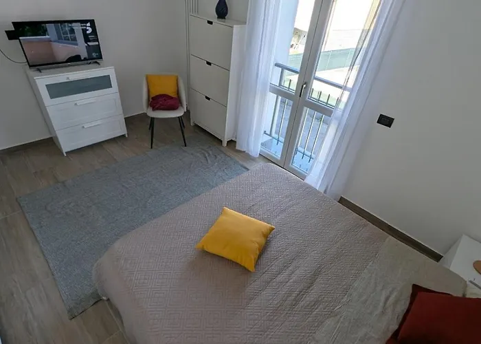 Eleven - 4 Guests *